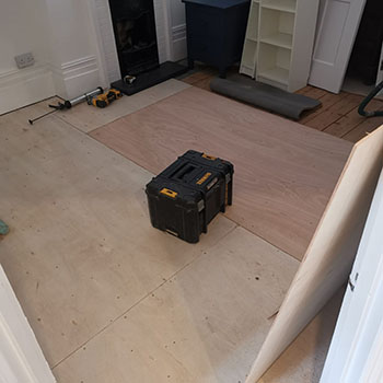 Plywood onto floorboards as a base for parquet flooring prior installaiton