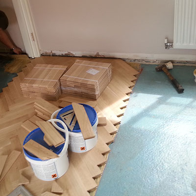 Professional floor fitter for perfect herringbone parquet installation